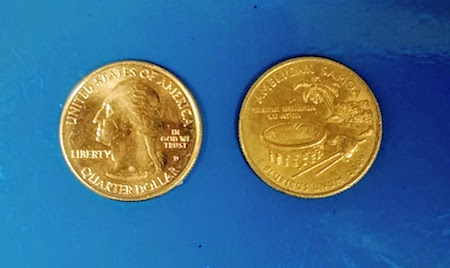Heads (left) and Tails (right) of a USA quarter.
